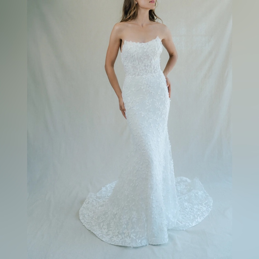Elegant White Floral Strapless Dress
